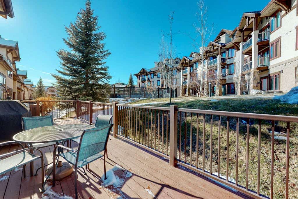 1534 EagleRidge Large townhouse with heated pool, private hot tub, & balcony - walk to gondola