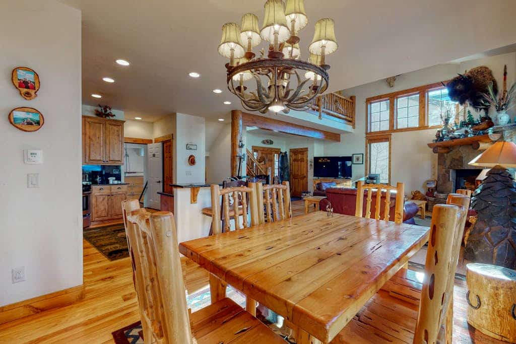 1534 EagleRidge Large townhouse with heated pool, private hot tub, & balcony - walk to gondola
