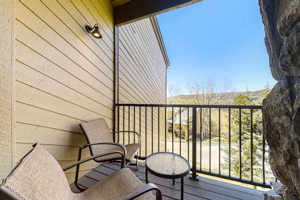 Upscale chic condo close to slopes with hot tubs & winter shuttle