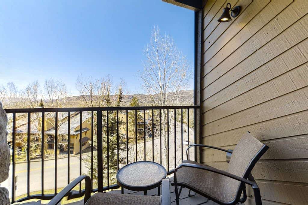 Upscale chic condo close to slopes with hot tubs & winter shuttle