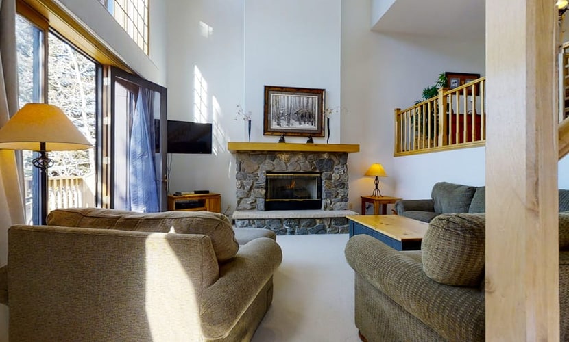 Huge townhome in a great location w/ a bonus den & shared hot tubs