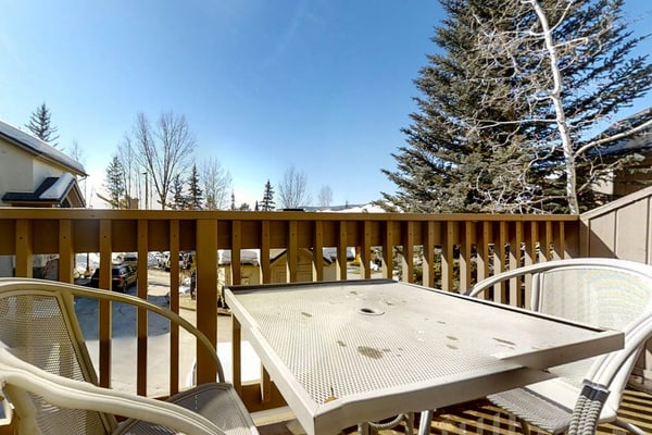 Huge townhome in a great location w/ a bonus den & shared hot tubs