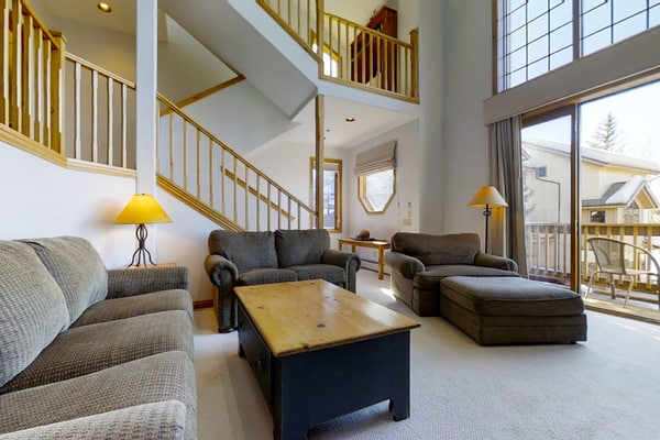 Huge townhome in a great location w/ a bonus den & shared hot tubs