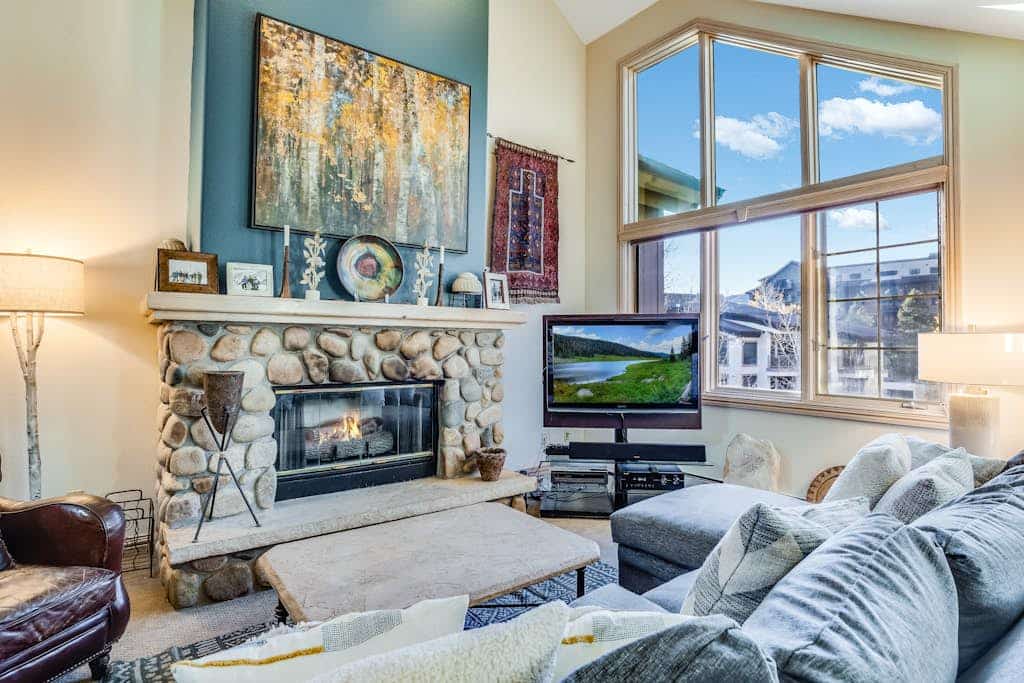 Ski-in/ski-out slopeside stunner with hot tub