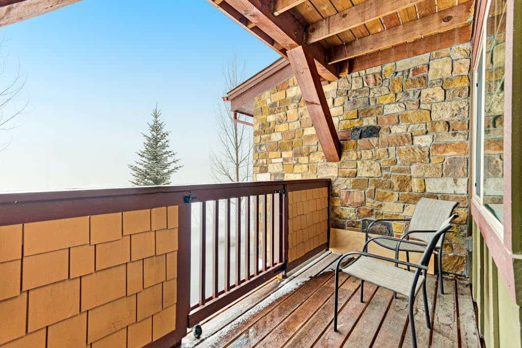 Cozy condo with balcony, off-site pool, hot tub, gym & gondola to slopes