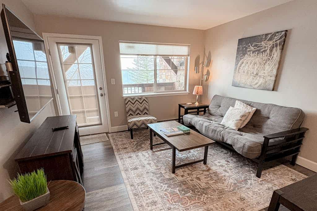 Cozy condo with balcony, off-site pool, hot tub, gym & gondola to slopes