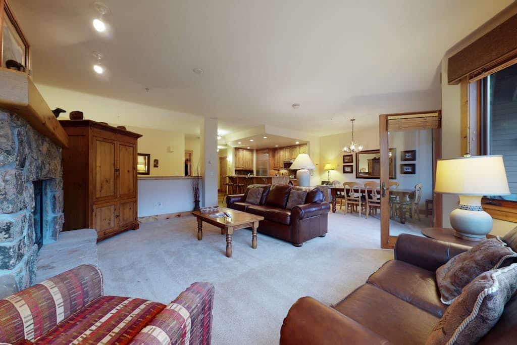 Antlers 115; Ski-in/ski-out condo w/ fireplace, W/D, balcony & shared slopeside pool/hot tub