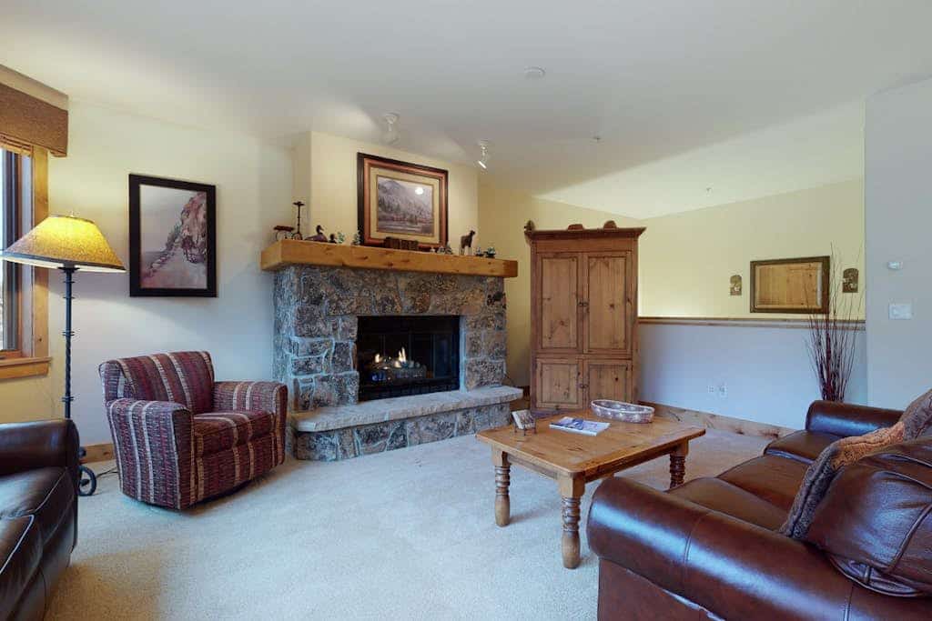 Antlers 115; Ski-in/ski-out condo w/ fireplace, W/D, balcony & shared slopeside pool/hot tub