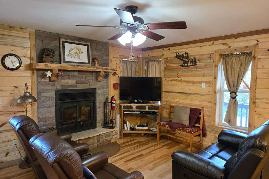 Conveniently located cabin with full kitchen, w/d, large deck & great views