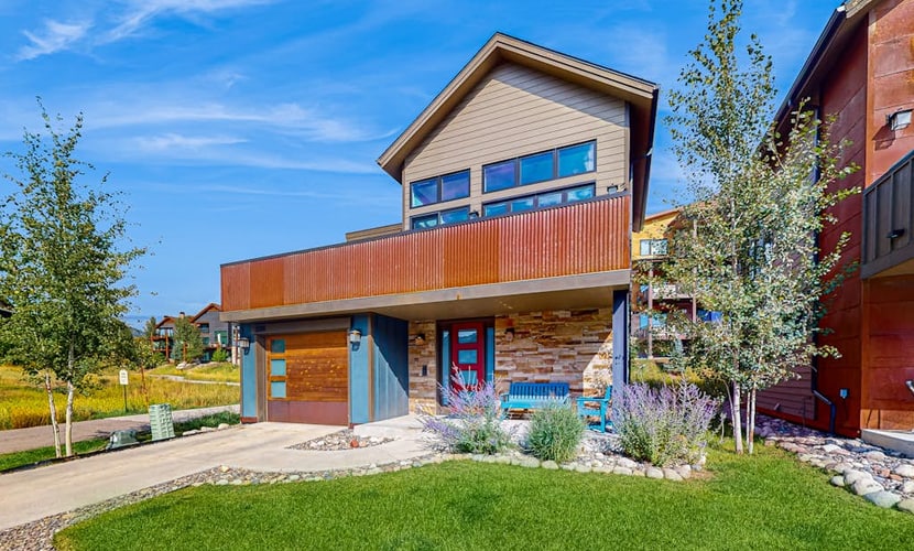 Mountain home with pool, hot tubs, gym & private Wildhorse Gondola access