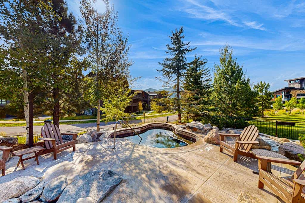 Mountain home with pool, hot tubs, gym & private Wildhorse Gondola access