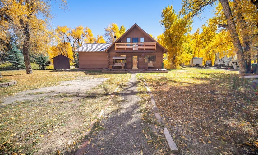 Spacious home with hot tub, gas grill, fireplace, & washer/dryer