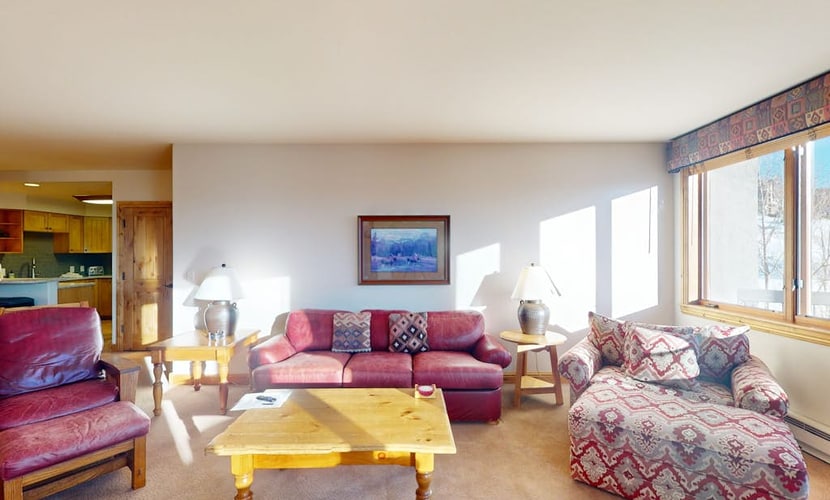 Slopeside ski-in/ski-out condo w/ shared hot tubs, pool, & fitness room