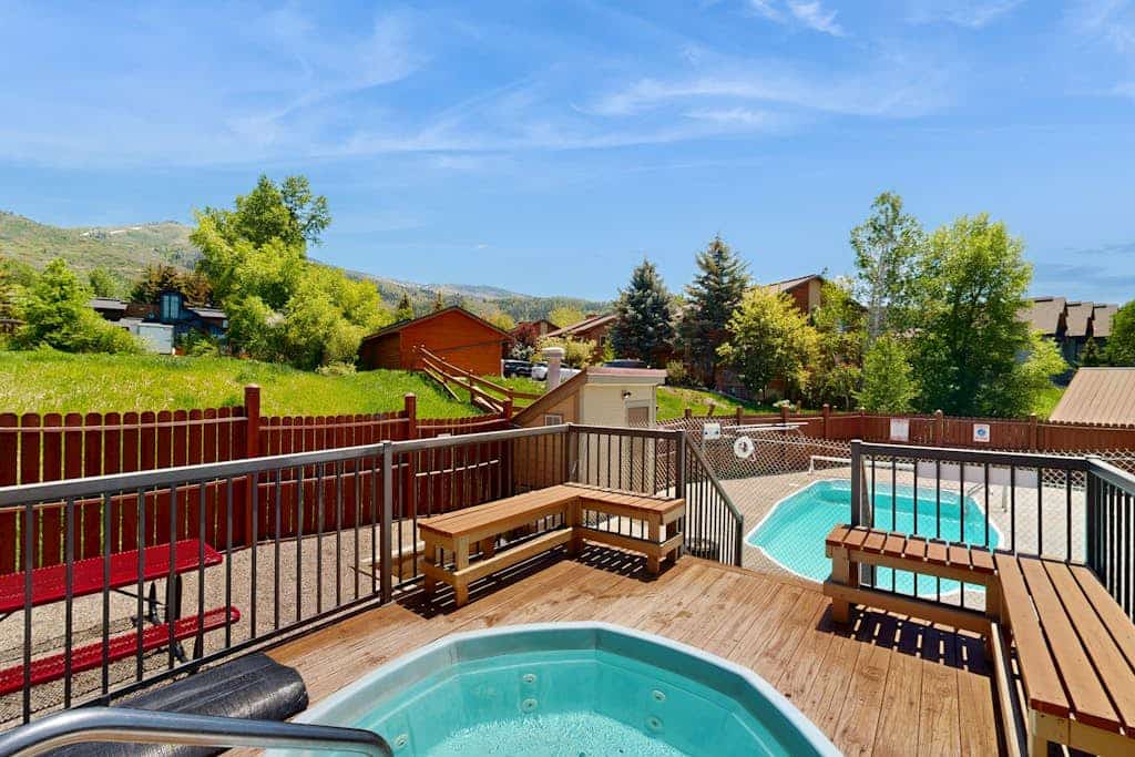 Lovely home w/ pool, hot tub, mountain view, balcony, fast WiFi, & washer/dryer | Shadow Run B109
