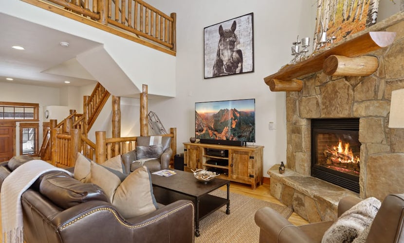 Walk-to-gondola townhome w/ fireplace & resort pool/hot tubs/gym/ski shuttle