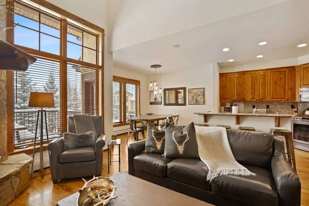 Walk-to-gondola townhome w/ fireplace & resort pool/hot tubs/gym/ski shuttle