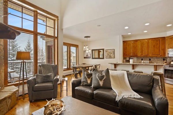 Walk-to-gondola townhome w/ fireplace & resort pool/hot tubs/gym/ski shuttle