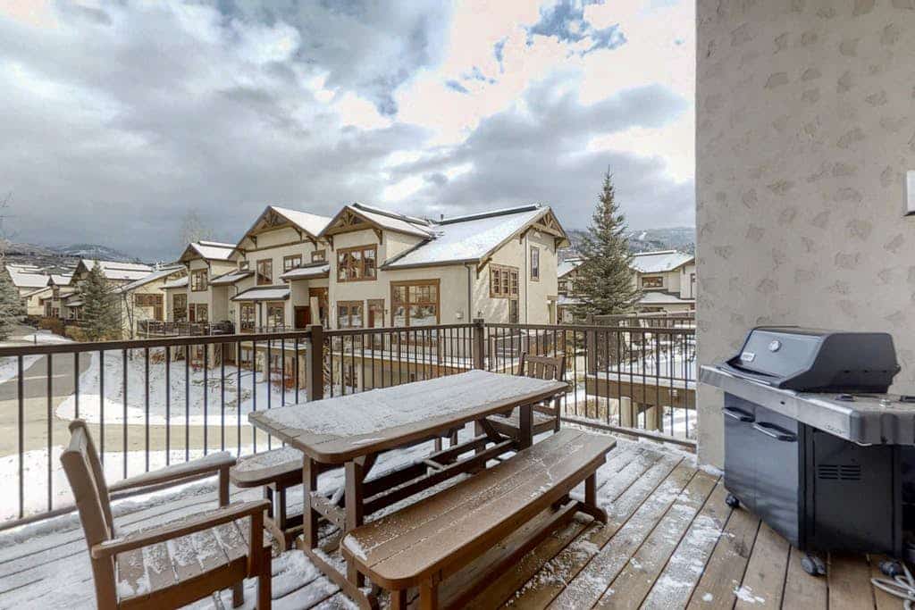Updated, walk-to-lift home w/ deck, laundry & shared pool/hot tubs/gym/firepit