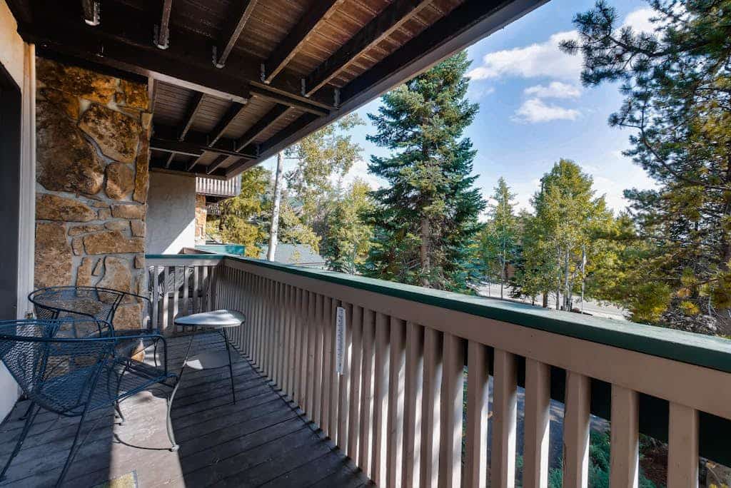 Charming ski-in/ski-out condo with fireplace, WiFi, & hot tub
