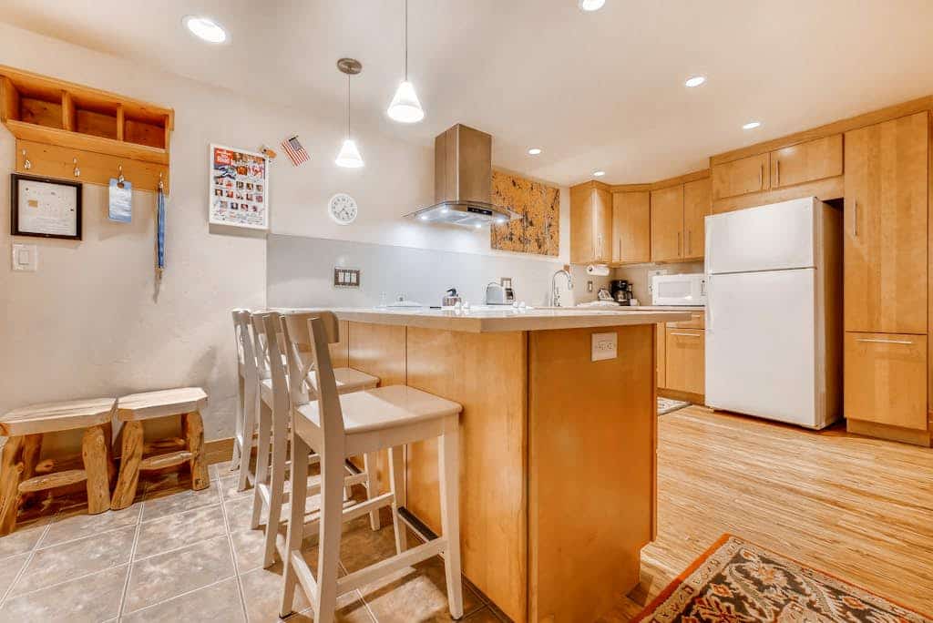 Charming ski-in/ski-out condo with fireplace, WiFi, & hot tub