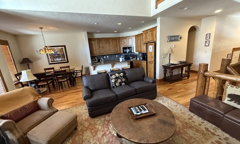 1512 EagleRidge townhome w/ fireplace & shared pool/hot tubs/gym - walk to gondola!