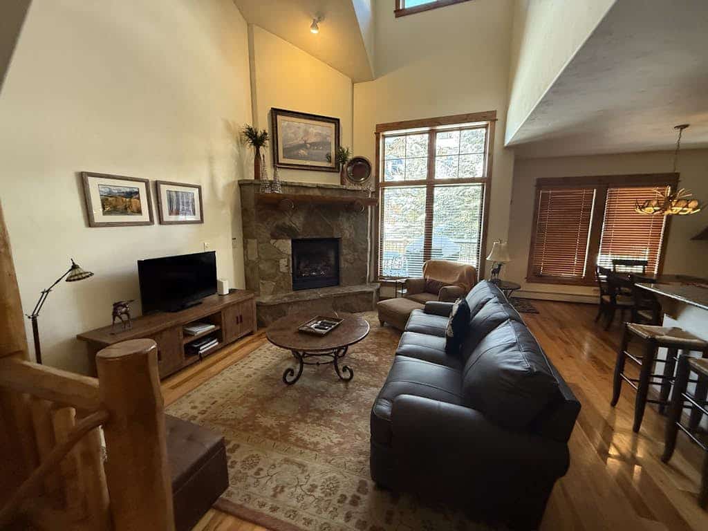 1512 EagleRidge townhome w/ fireplace & shared pool/hot tubs/gym - walk to gondola!