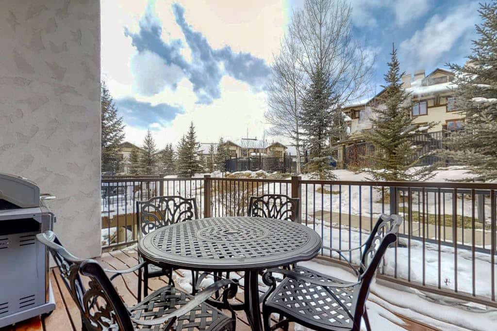 1512 EagleRidge townhome w/ fireplace & shared pool/hot tubs/gym - walk to gondola!