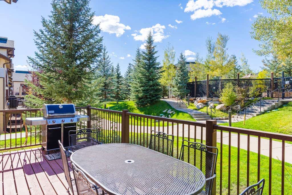 Spacious corner townhome with fireplace, pool & hot tubs - easy walk to gondola