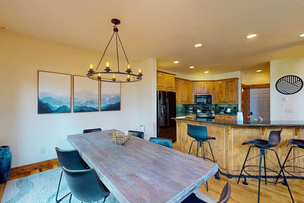 Spacious corner townhome with fireplace, pool & hot tubs - easy walk to gondola