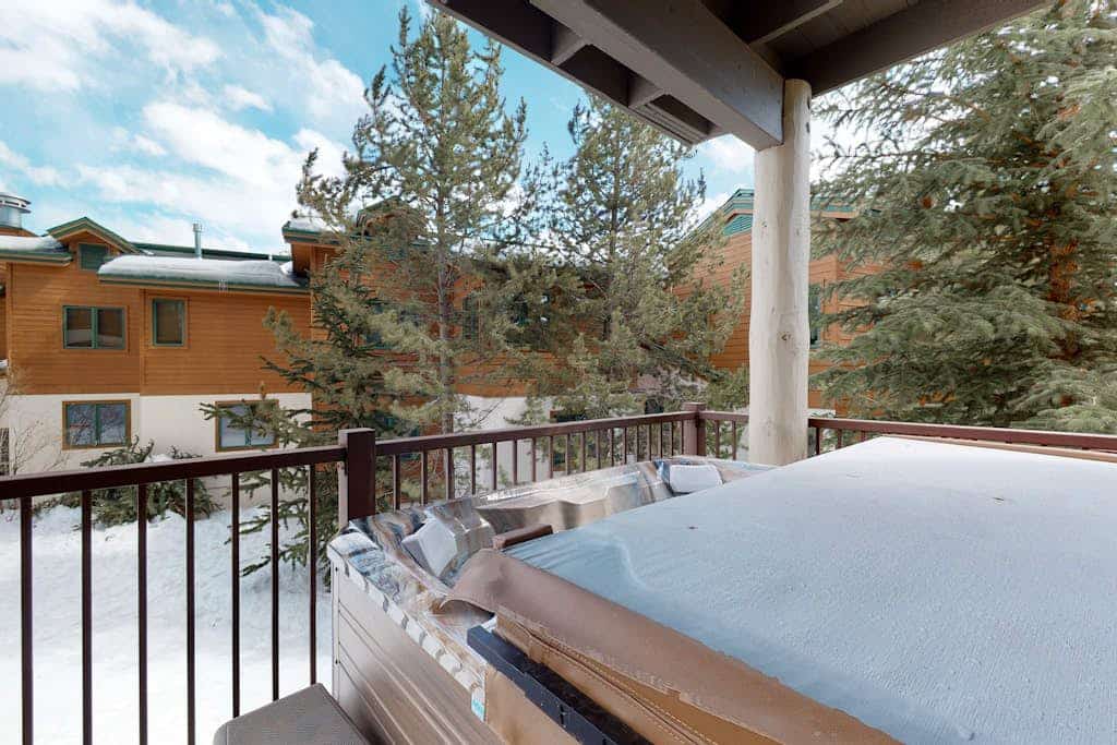 1573 EagleRidge Townhome w/ private hot tub, fireplace & resort pool/hot tubs - walk to gondola
