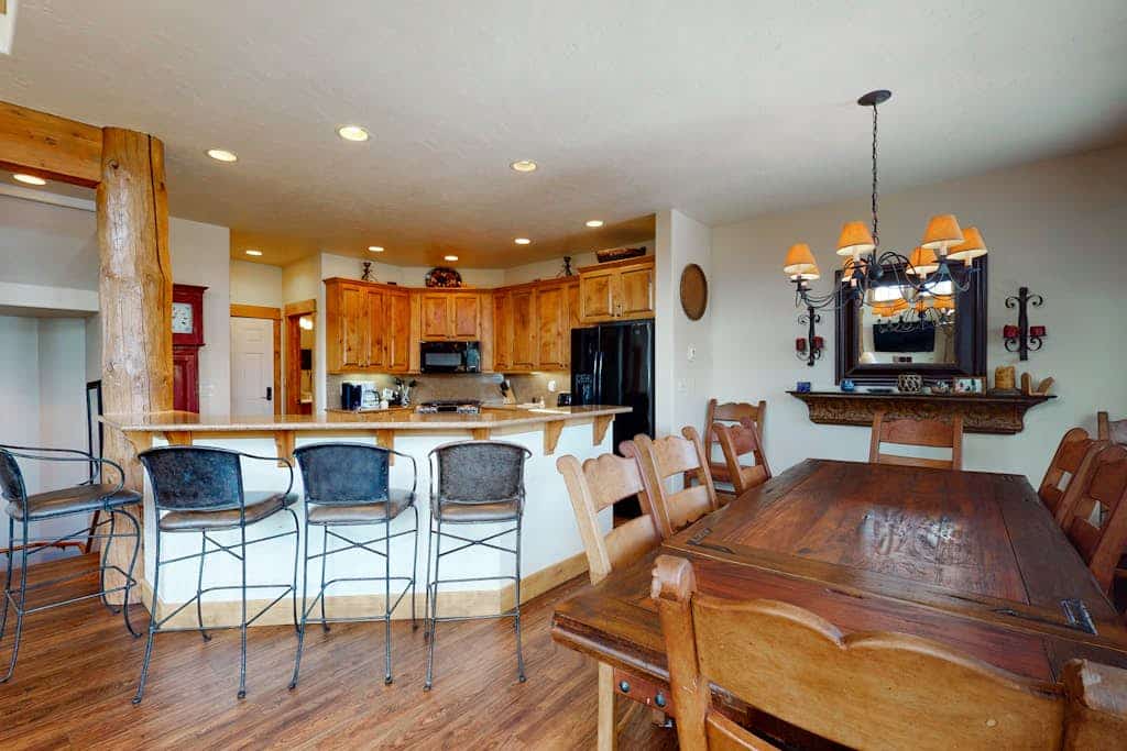 1573 EagleRidge Townhome w/ private hot tub, fireplace & resort pool/hot tubs - walk to gondola