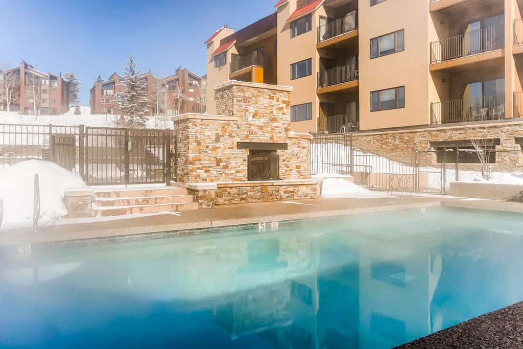 Mountain chalet located near the base area w/shared pool & hot tub + free WiFi