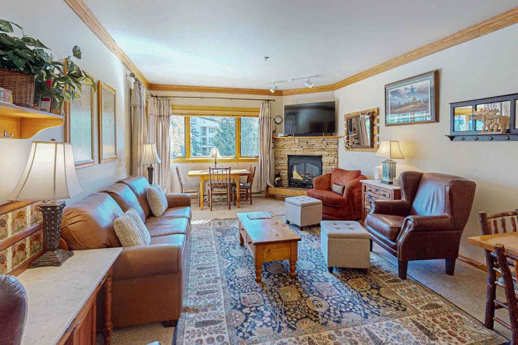 Mountain chalet located near the base area w/shared pool & hot tub + free WiFi