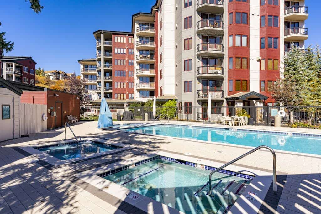 Charming ski-in/out slopeside condo w/mtn view, shared hot tubs, and pool