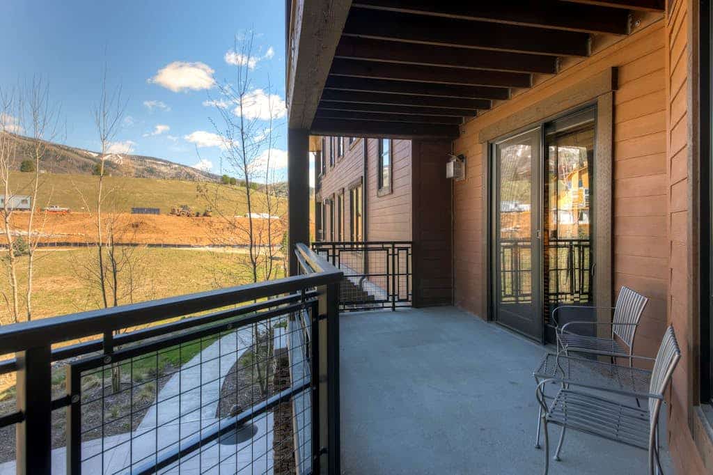 Beautiful condo w/bonus den & shared pool, hot tubs, game room, fitness & more