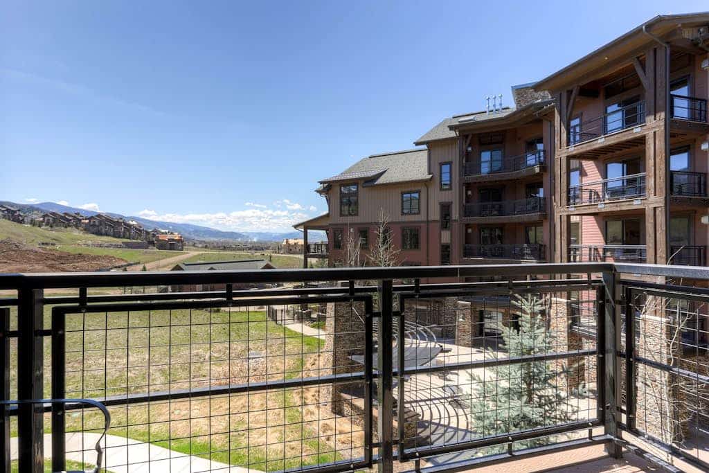 Stunning studio next to Wildhorse gondola w/shared hot tubs, pool, gym, & more