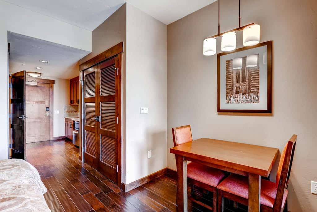Stunning studio next to Wildhorse gondola w/shared hot tubs, pool, gym, & more