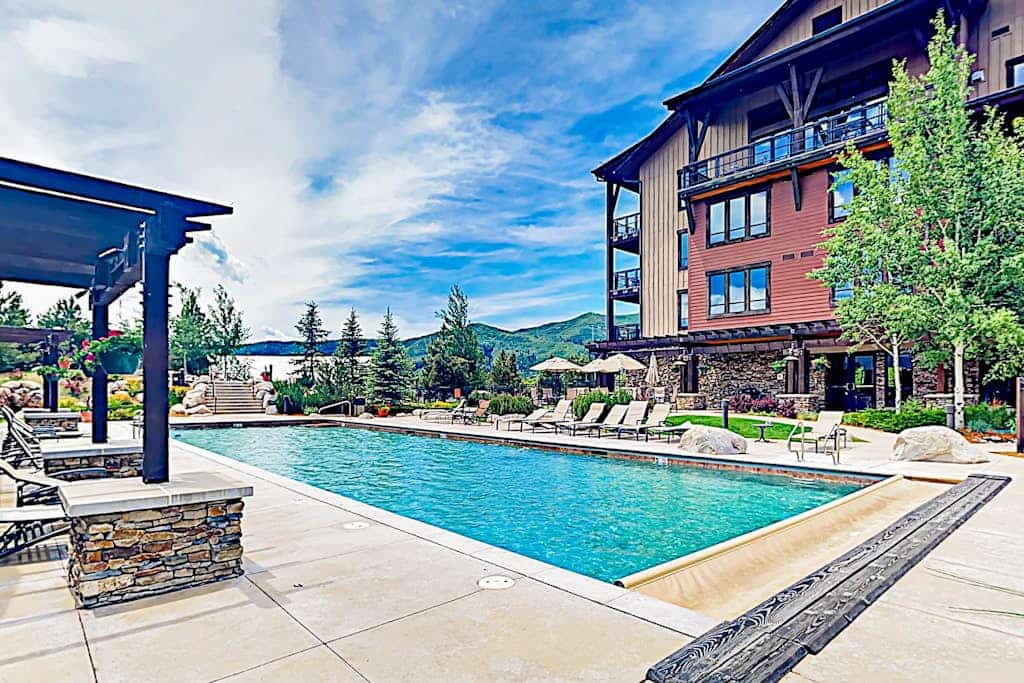 Lavish condo w/ access to complex fitness center, hot tubs, pool, & game room