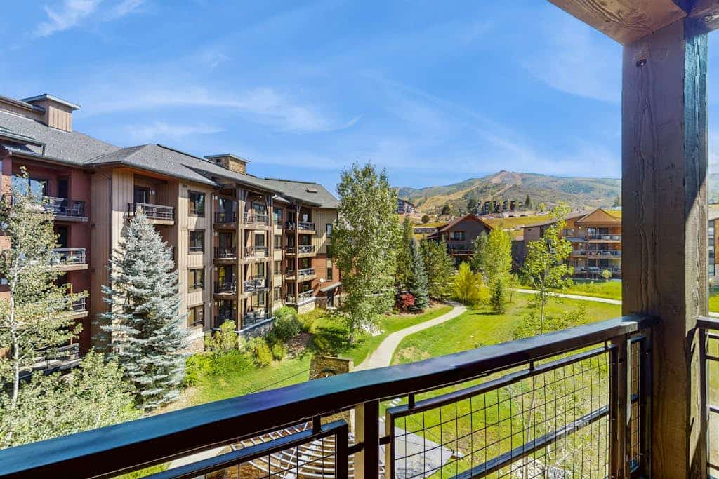 Lavish condo w/ access to complex fitness center, hot tubs, pool, & game room