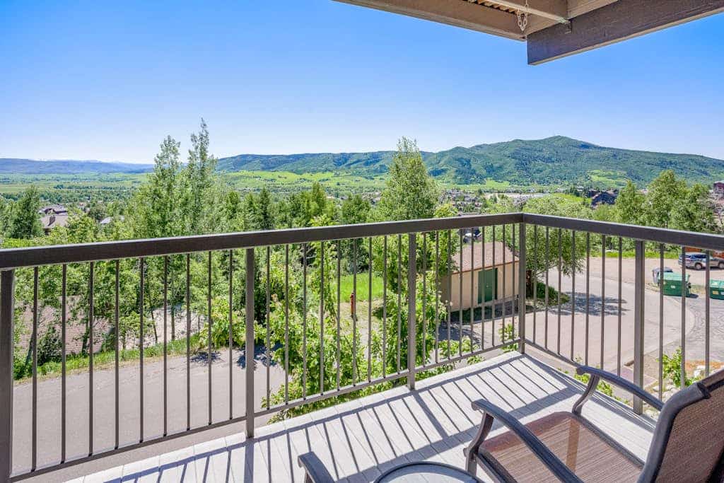 Bright condo w/ stunning mountain view & shared hot tubs, sun deck & fitness