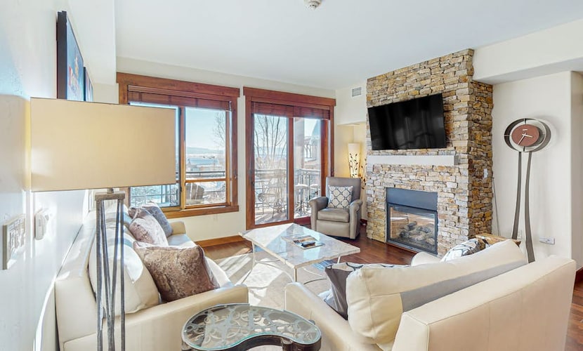 Deluxe condo next to Wildhorse gondola w/shared outdoor pool, hot tubs, gym