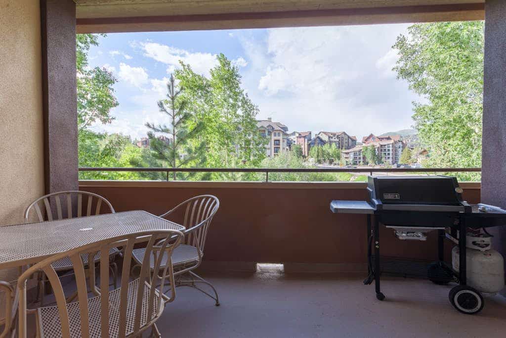 Family-friendly getaway w/ creekside view & BBQ plus shared pool - near gondola
