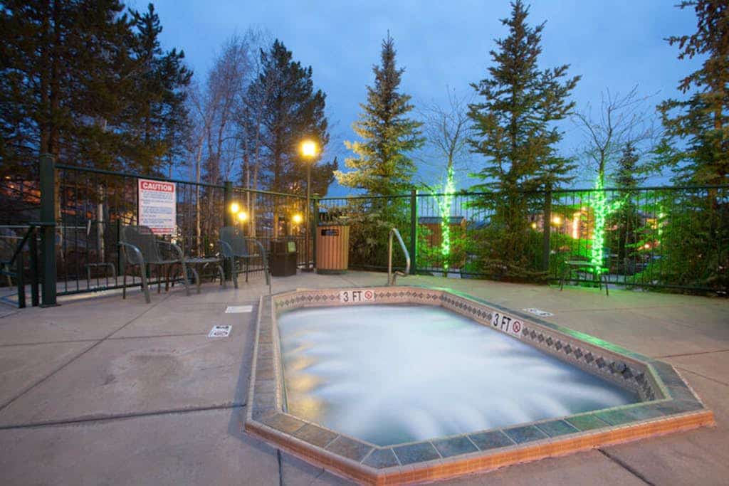 Wonderfully remodeled condo w/ a mountain view, shared sundeck, & hot tubs