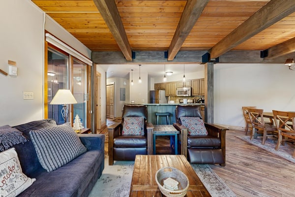 Clean Steamboat suite with washer/dryer, pool & hot tubs - near ski base