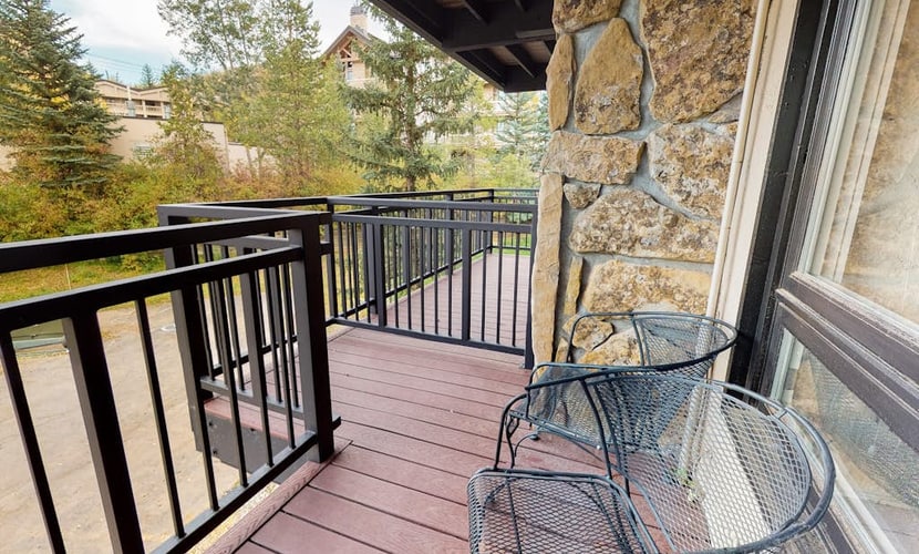 Ski-In/Ski-Out Condo by the Gondola w/ Balcony, Fireplace & Shared Hot Tub