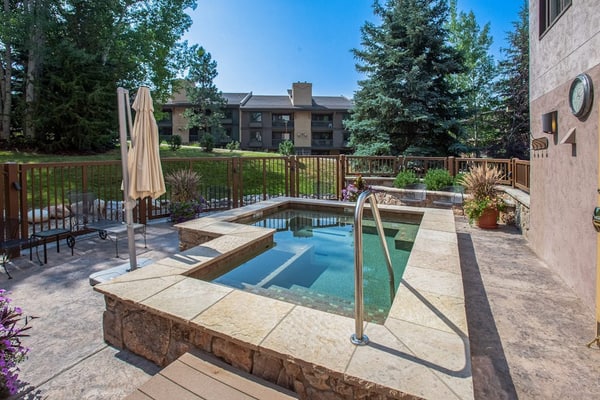 Ski-In/Ski-Out Condo by the Gondola w/ Balcony, Fireplace & Shared Hot Tub
