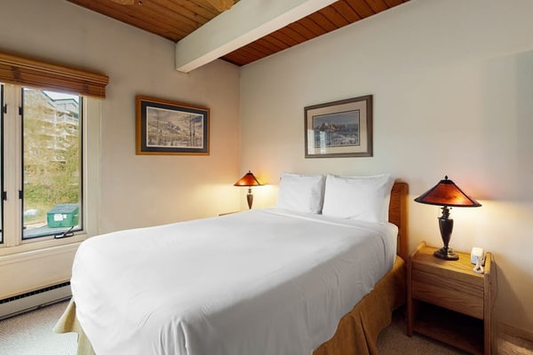 Ski-In/Ski-Out Condo by the Gondola w/ Balcony, Fireplace & Shared Hot Tub