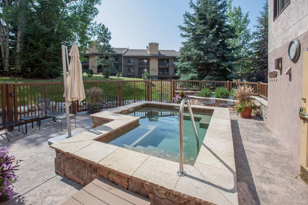 Lofty Ski-In/Ski-Out Condo w/ Fireplace, Balcony & Shared Hot Tub/Grill/Laundry