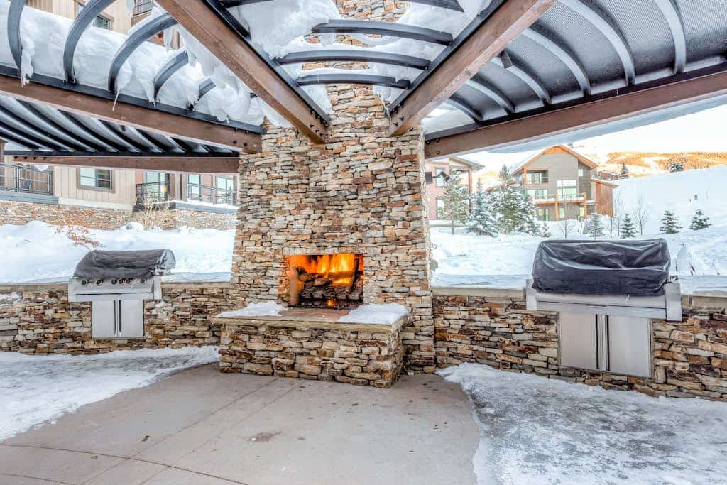 Mtn-view condo with gondola, fireplace, hot tubs, pool, game room, gym, balcony