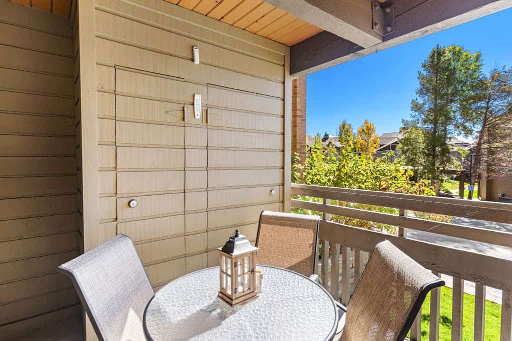 Newly updated home near gondola with pool, hot tubs, fireplace & washer/dryer